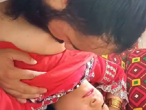 Muslim maulana apni biwi ki boobs chuste hue